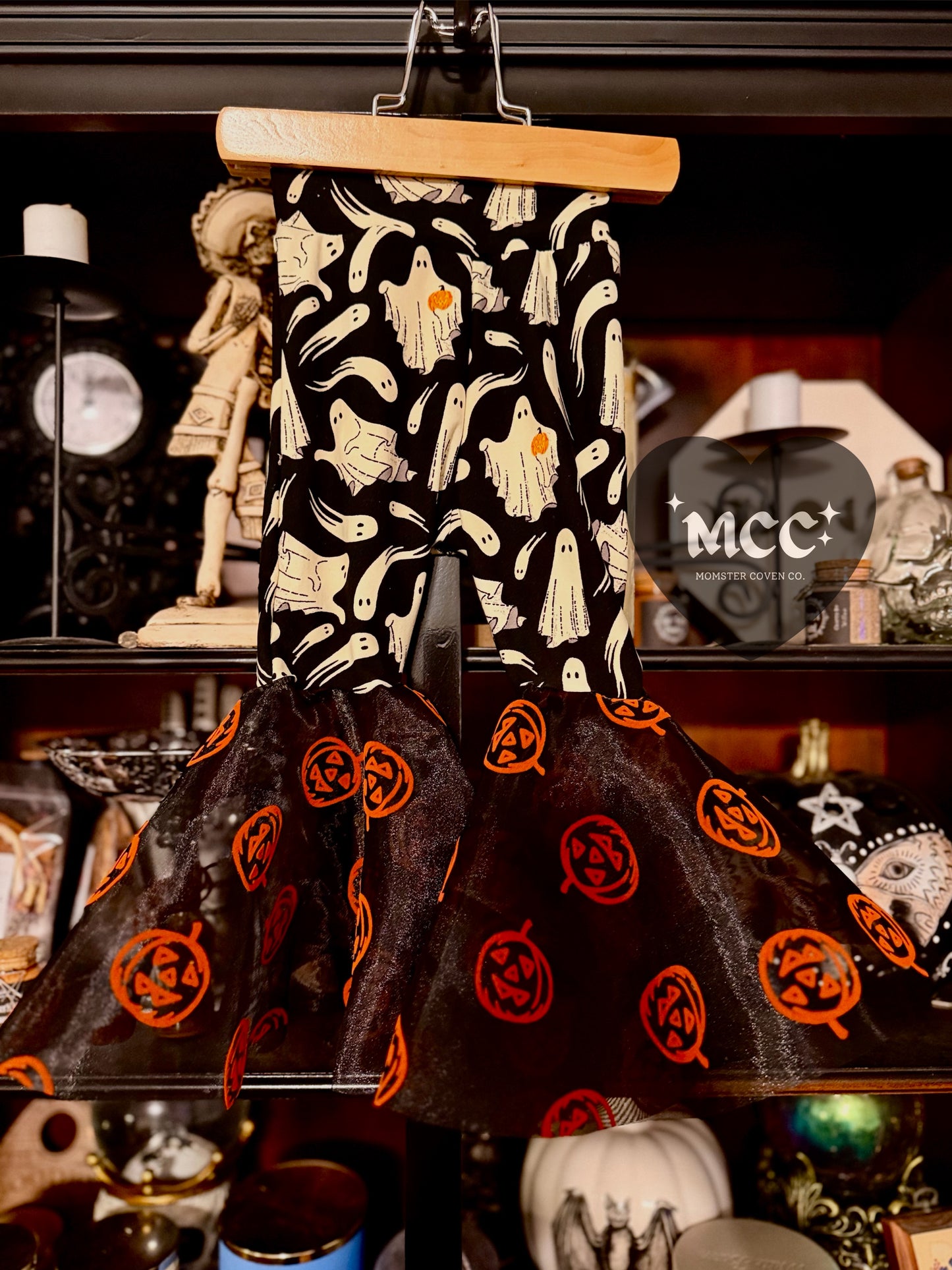 FESTIVE GHOSTS +PUMPKINS