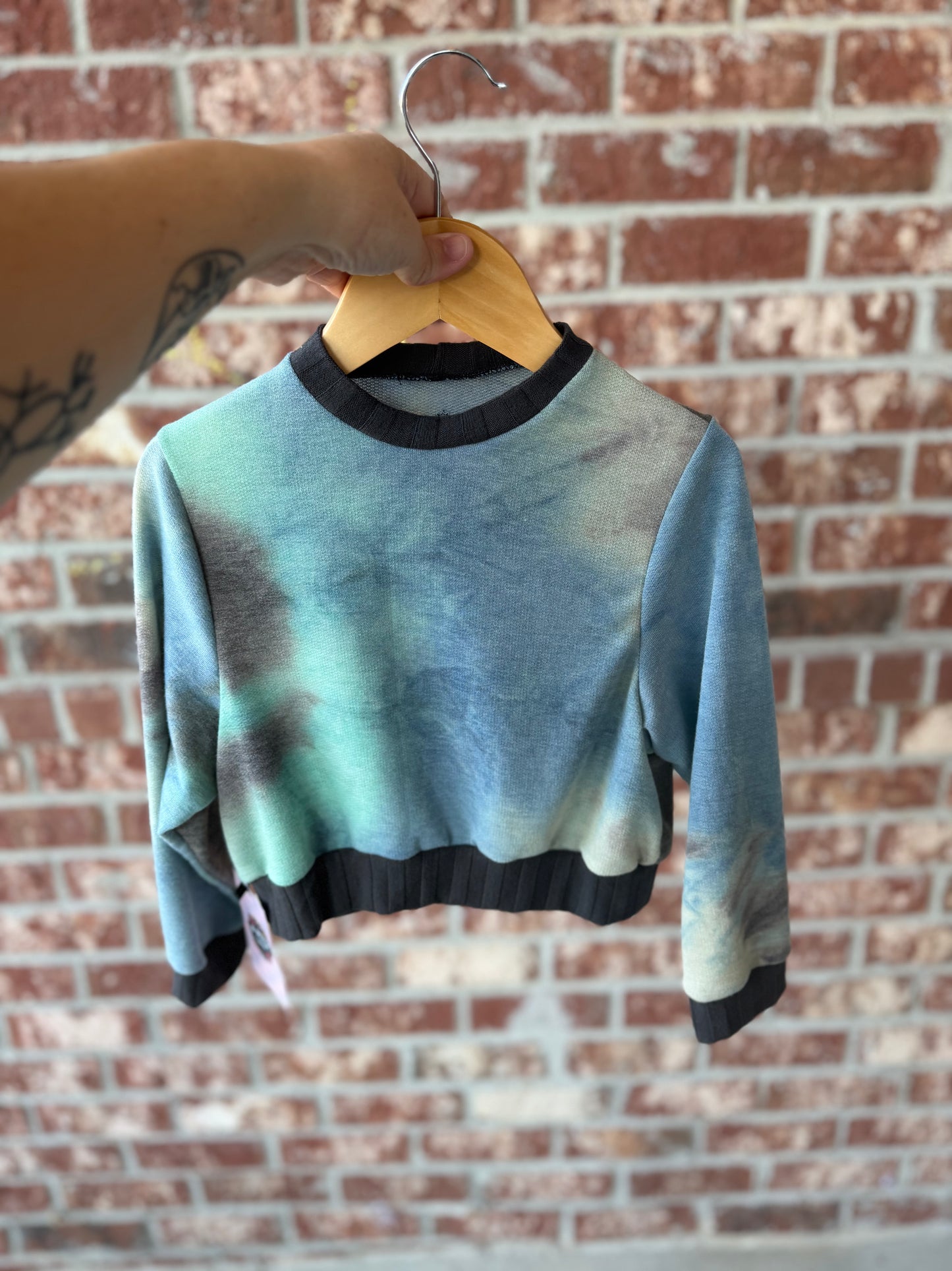 UNISEX  CREWNECK SWEATER