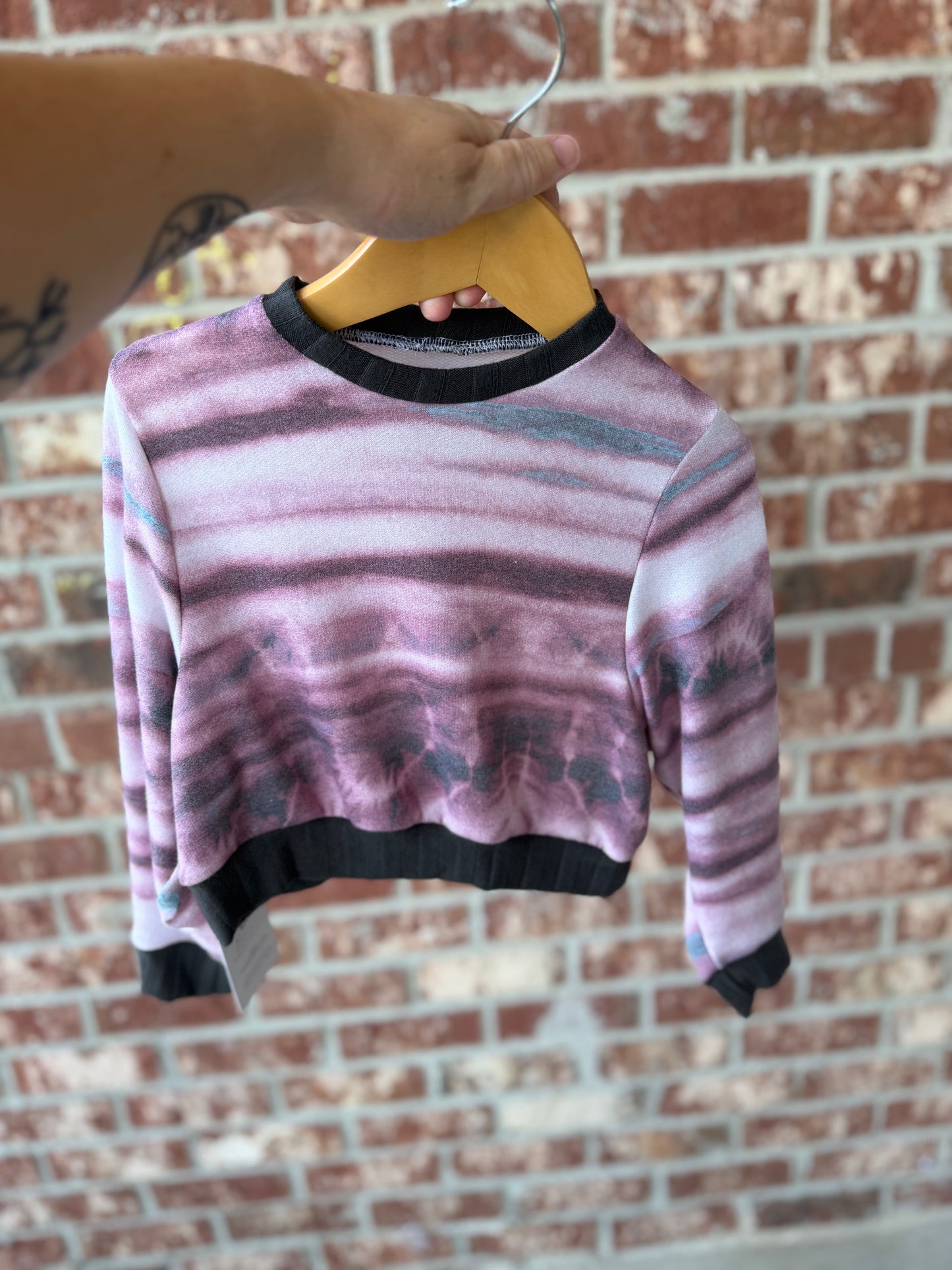 UNISEX  CREWNECK SWEATER